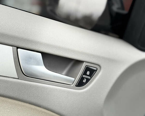 Синій Ауді А4, об'ємом двигуна 1.8 л та пробігом 240 тис. км за 8950 $, фото 40 на Automoto.ua