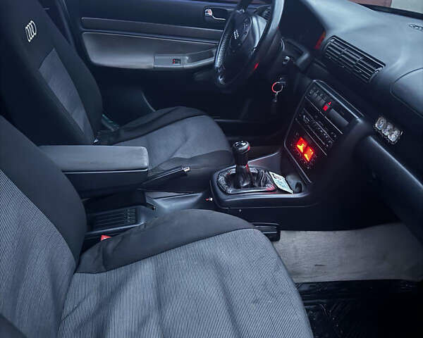 Зеленый Ауди А4, объемом двигателя 1.8 л и пробегом 318 тыс. км за 3400 $, фото 6 на Automoto.ua