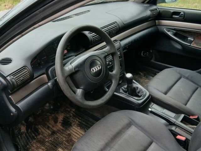 Зеленый Ауди А4, объемом двигателя 0 л и пробегом 300 тыс. км за 1000 $, фото 1 на Automoto.ua