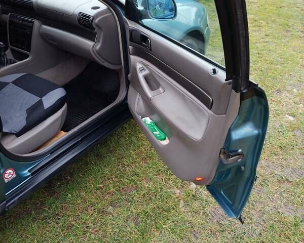 Зеленый Ауди А4, объемом двигателя 1.6 л и пробегом 400 тыс. км за 3000 $, фото 13 на Automoto.ua