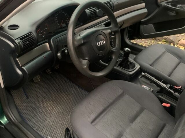 Зеленый Ауди А4, объемом двигателя 1.9 л и пробегом 283 тыс. км за 3900 $, фото 7 на Automoto.ua