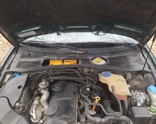 Зеленый Ауди А4, объемом двигателя 1.9 л и пробегом 280 тыс. км за 3400 $, фото 4 на Automoto.ua