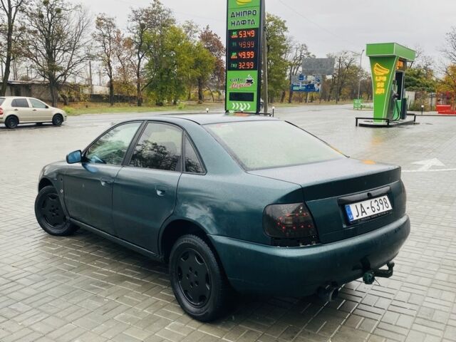 Ауді А4 2001 у Синельниковом на Automoto.ua Зелений Ауді А4, об'ємом двигуна 0 л та пробігом 2 тис. км за 1350 $, фото 4 на Automoto.ua