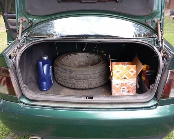 Зелений Ауді А4, об'ємом двигуна 1.6 л та пробігом 364 тис. км за 3500 $, фото 5 на Automoto.ua