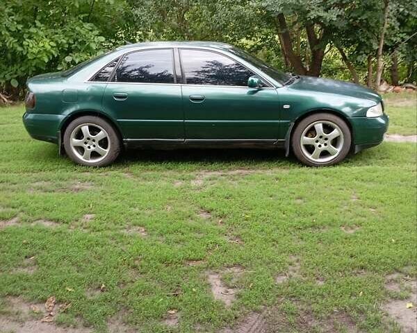 Зелений Ауді А4, об'ємом двигуна 1.6 л та пробігом 364 тис. км за 3500 $, фото 1 на Automoto.ua