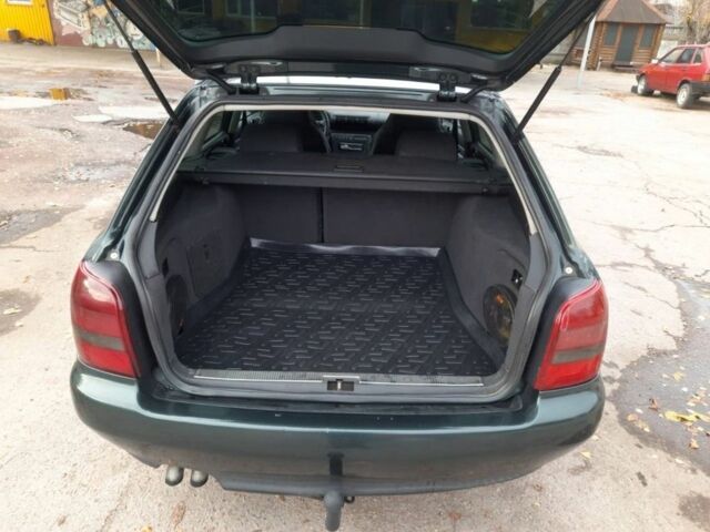 Зеленый Ауди А4, объемом двигателя 1.9 л и пробегом 422 тыс. км за 3600 $, фото 7 на Automoto.ua