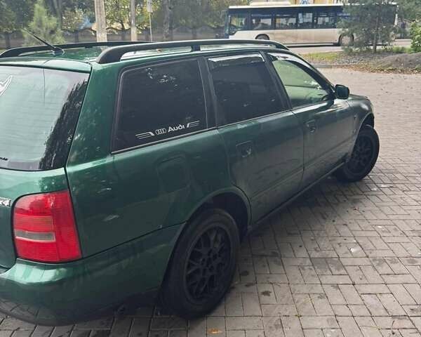 Зеленый Ауди А4, объемом двигателя 1.8 л и пробегом 300 тыс. км за 1450 $, фото 6 на Automoto.ua