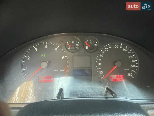 Зеленый Ауди А4, объемом двигателя 1.6 л и пробегом 300 тыс. км за 4100 $, фото 10 на Automoto.ua