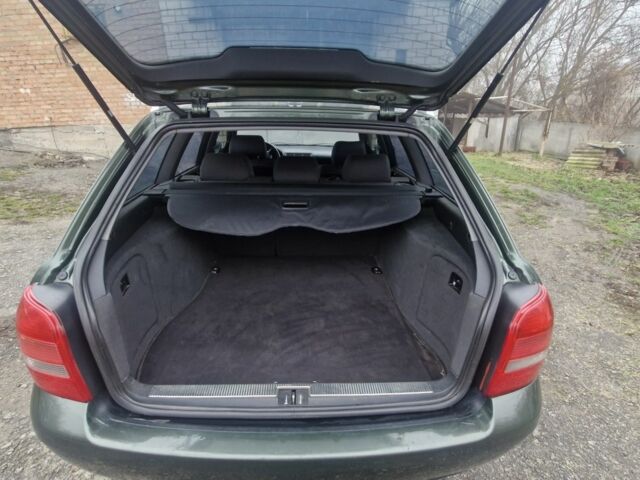 Зеленый Ауди А4, объемом двигателя 1.6 л и пробегом 290 тыс. км за 4800 $, фото 7 на Automoto.ua