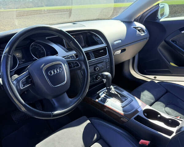 Белый Ауди А5, объемом двигателя 1.98 л и пробегом 210 тыс. км за 10500 $, фото 5 на Automoto.ua