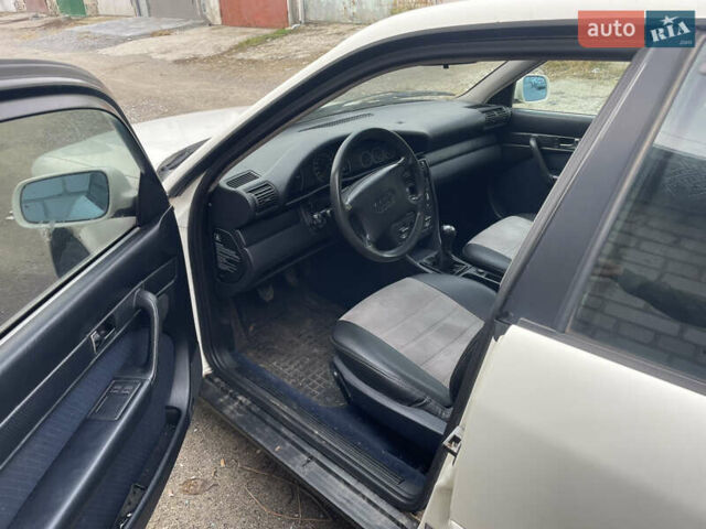 Белый Ауди А6, объемом двигателя 2 л и пробегом 300 тыс. км за 2300 $, фото 6 на Automoto.ua