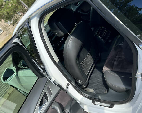 Білий Ауді А6, об'ємом двигуна 2 л та пробігом 276 тис. км за 14000 $, фото 11 на Automoto.ua
