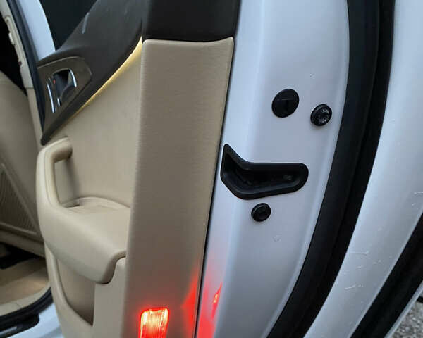 Білий Ауді А6, об'ємом двигуна 2 л та пробігом 235 тис. км за 13500 $, фото 42 на Automoto.ua