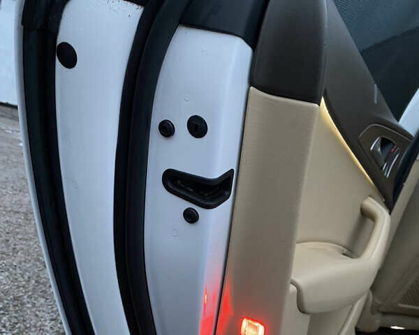 Білий Ауді А6, об'ємом двигуна 2 л та пробігом 235 тис. км за 13500 $, фото 44 на Automoto.ua