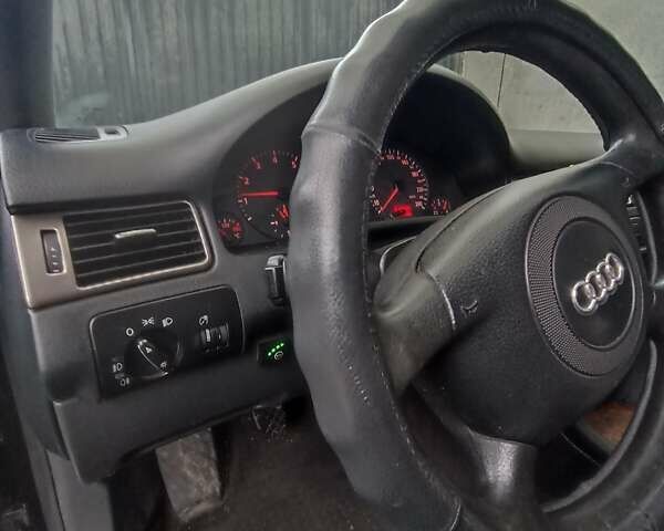 Черный Ауди А6, объемом двигателя 1.8 л и пробегом 300 тыс. км за 4800 $, фото 1 на Automoto.ua