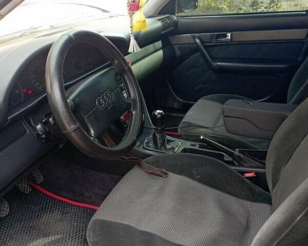Красный Ауди А6, объемом двигателя 2.6 л и пробегом 325 тыс. км за 4200 $, фото 2 на Automoto.ua