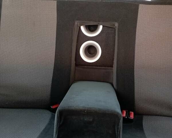 Красный Ауди А6, объемом двигателя 2.6 л и пробегом 325 тыс. км за 4200 $, фото 5 на Automoto.ua