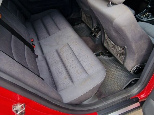 Красный Ауди А6, объемом двигателя 1.8 л и пробегом 361 тыс. км за 3900 $, фото 11 на Automoto.ua