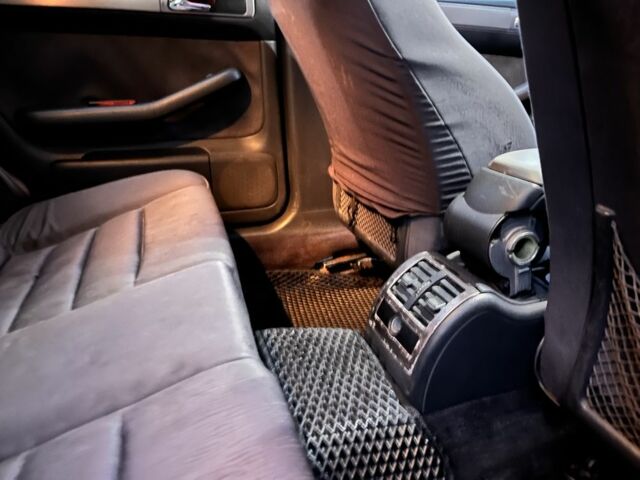 Синий Ауди А6, объемом двигателя 1.8 л и пробегом 360 тыс. км за 2800 $, фото 16 на Automoto.ua