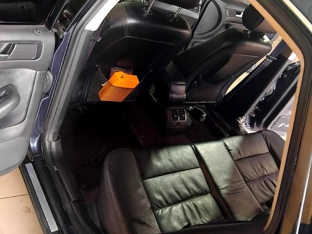 Синий Ауди А6, объемом двигателя 2.4 л и пробегом 382 тыс. км за 3900 $, фото 10 на Automoto.ua