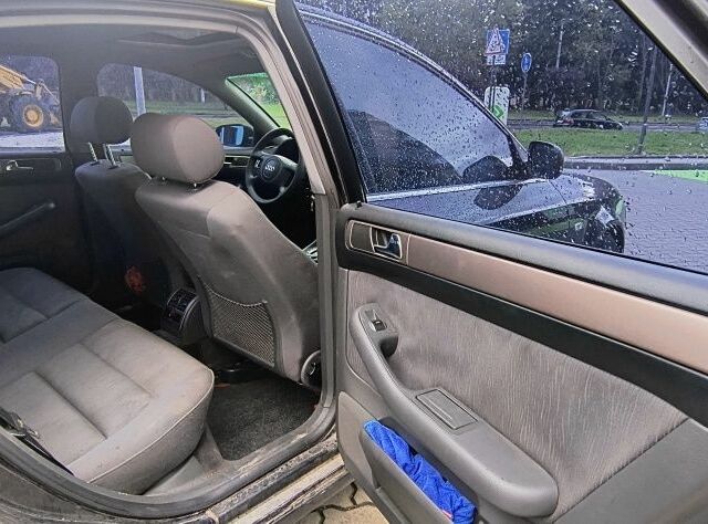 Синий Ауди А6, объемом двигателя 1.8 л и пробегом 300 тыс. км за 3500 $, фото 6 на Automoto.ua