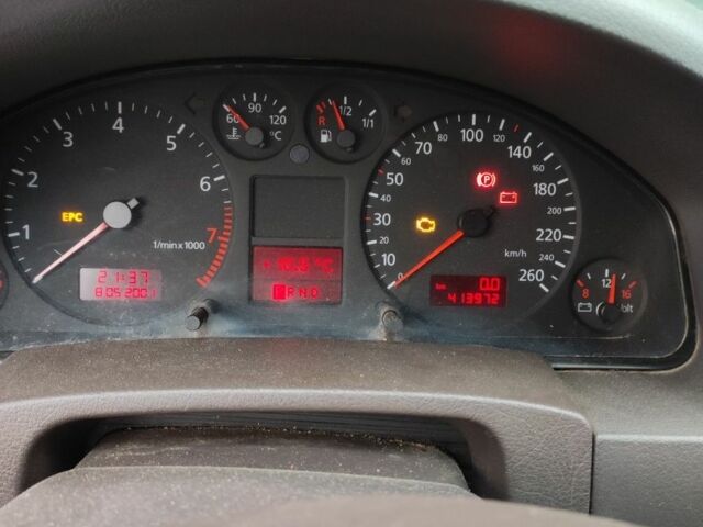 Зеленый Ауди А6, объемом двигателя 2.4 л и пробегом 413 тыс. км за 3800 $, фото 1 на Automoto.ua