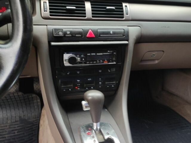 Зеленый Ауди А6, объемом двигателя 2.4 л и пробегом 413 тыс. км за 3800 $, фото 2 на Automoto.ua