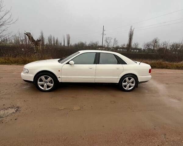 Белый Ауди А8, объемом двигателя 4.2 л и пробегом 425 тыс. км за 3900 $, фото 2 на Automoto.ua