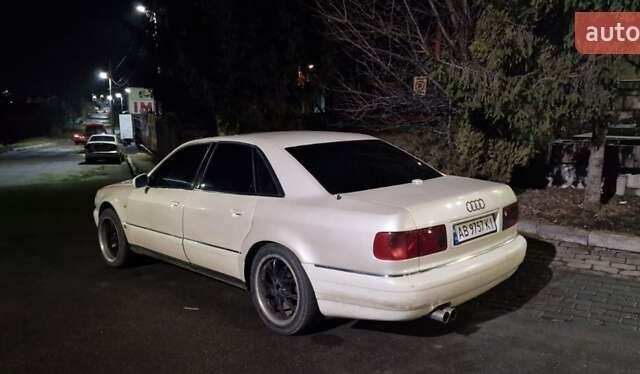 Белый Ауди А8, объемом двигателя 4.2 л и пробегом 350 тыс. км за 3500 $, фото 1 на Automoto.ua