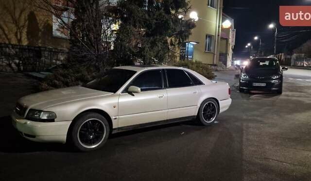 Белый Ауди А8, объемом двигателя 4.2 л и пробегом 350 тыс. км за 3500 $, фото 2 на Automoto.ua