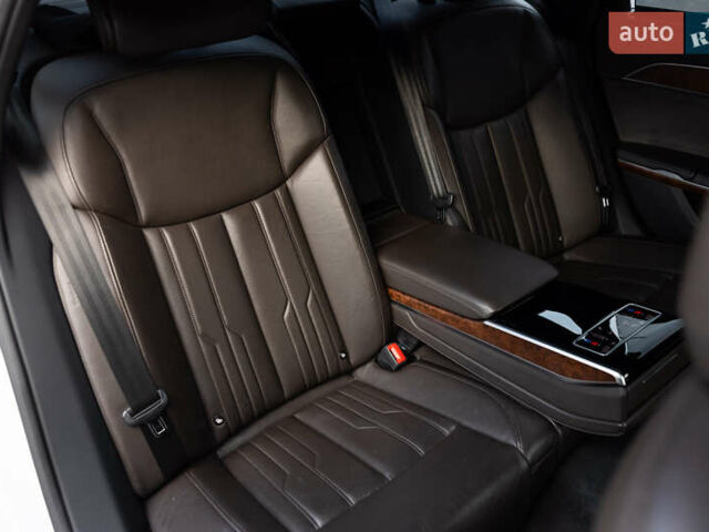 Белый Ауди А8, объемом двигателя 3 л и пробегом 165 тыс. км за 43500 $, фото 75 на Automoto.ua