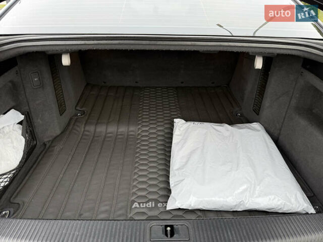 Черный Ауди А8, объемом двигателя 2.98 л и пробегом 260 тыс. км за 7000 $, фото 11 на Automoto.ua