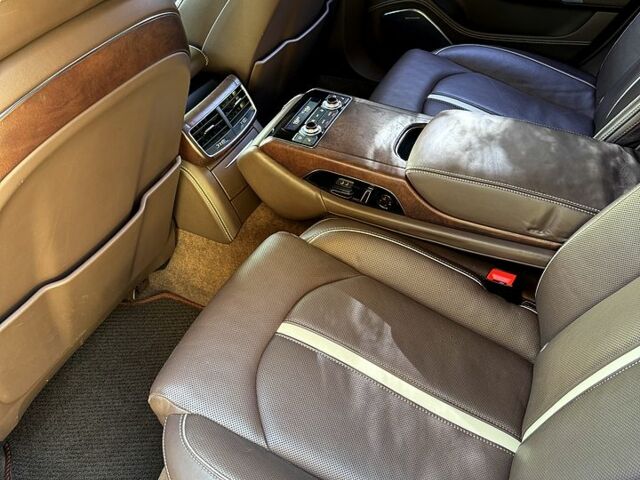 Черный Ауди А8, объемом двигателя 4.2 л и пробегом 209 тыс. км за 18000 $, фото 6 на Automoto.ua