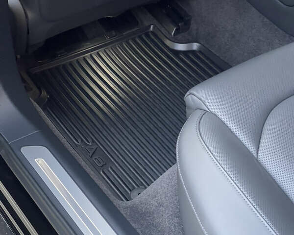 Чорний Ауді A8, об'ємом двигуна 3.99 л та пробігом 56 тис. км за 40000 $, фото 187 на Automoto.ua