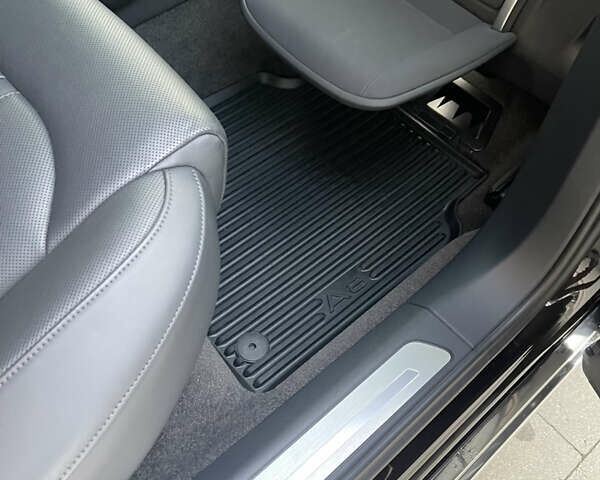 Чорний Ауді A8, об'ємом двигуна 3.99 л та пробігом 56 тис. км за 40000 $, фото 100 на Automoto.ua