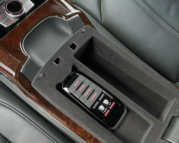 Чорний Ауді A8, об'ємом двигуна 3.99 л та пробігом 56 тис. км за 40000 $, фото 74 на Automoto.ua