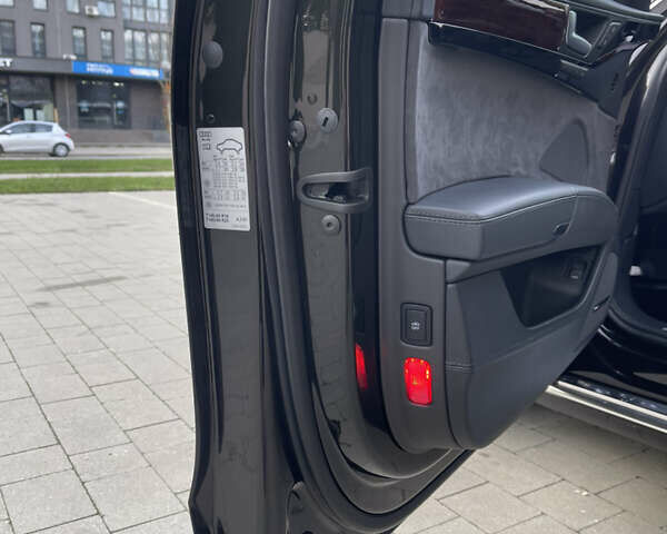 Чорний Ауді A8, об'ємом двигуна 3.99 л та пробігом 56 тис. км за 40000 $, фото 32 на Automoto.ua