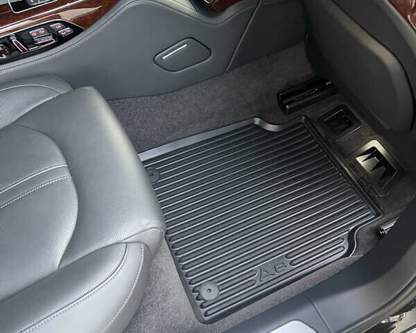 Чорний Ауді A8, об'ємом двигуна 3.99 л та пробігом 56 тис. км за 40000 $, фото 135 на Automoto.ua