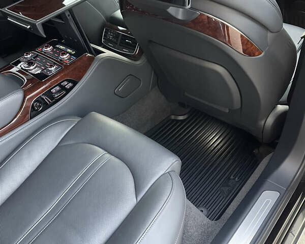 Чорний Ауді A8, об'ємом двигуна 3.99 л та пробігом 56 тис. км за 40000 $, фото 92 на Automoto.ua