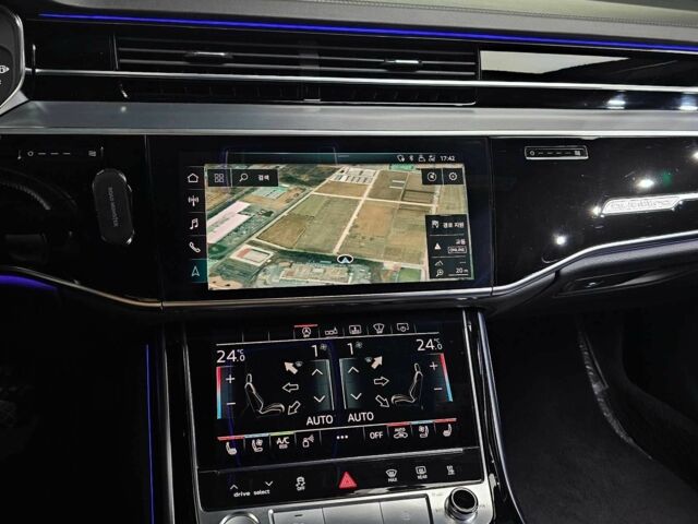 Чорний Ауді A8, об'ємом двигуна 0 л та пробігом 63 тис. км за 37356 $, фото 12 на Automoto.ua