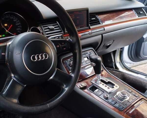 Серый Ауди А8, объемом двигателя 4.2 л и пробегом 375 тыс. км за 4200 $, фото 4 на Automoto.ua