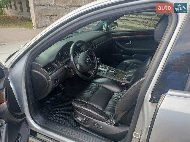 Серый Ауди А8, объемом двигателя 3 л и пробегом 218 тыс. км за 6000 $, фото 1 на Automoto.ua