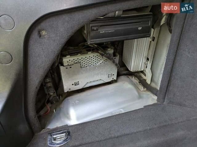 Сірий Ауді A8, об'ємом двигуна 2.98 л та пробігом 327 тис. км за 9999 $, фото 36 на Automoto.ua