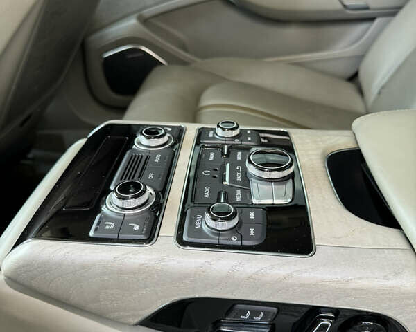 Сірий Ауді A8, об'ємом двигуна 1.98 л та пробігом 169 тис. км за 28900 $, фото 15 на Automoto.ua