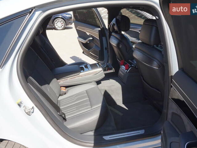 Сірий Ауді A8, об'ємом двигуна 3.99 л та пробігом 27 тис. км за 82000 $, фото 34 на Automoto.ua