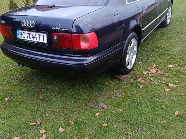 Синий Ауди А8, объемом двигателя 2.5 л и пробегом 350 тыс. км за 3700 $, фото 1 на Automoto.ua