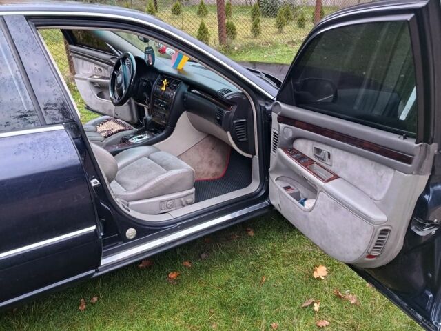 Синий Ауди А8, объемом двигателя 2.5 л и пробегом 350 тыс. км за 3700 $, фото 5 на Automoto.ua