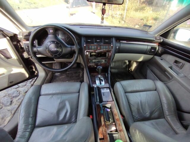 Синий Ауди А8, объемом двигателя 3 л и пробегом 240 тыс. км за 2500 $, фото 5 на Automoto.ua