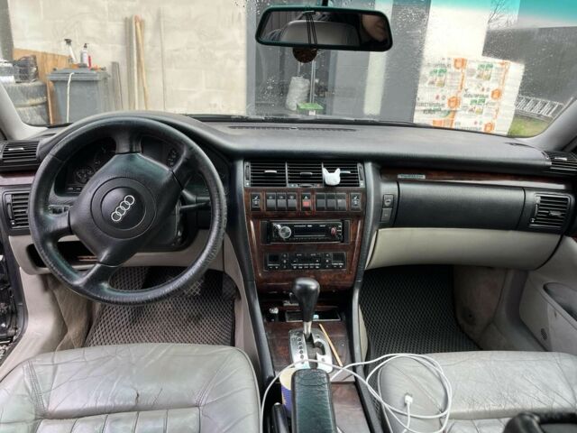 Синий Ауди А8, объемом двигателя 2.5 л и пробегом 300 тыс. км за 3500 $, фото 5 на Automoto.ua