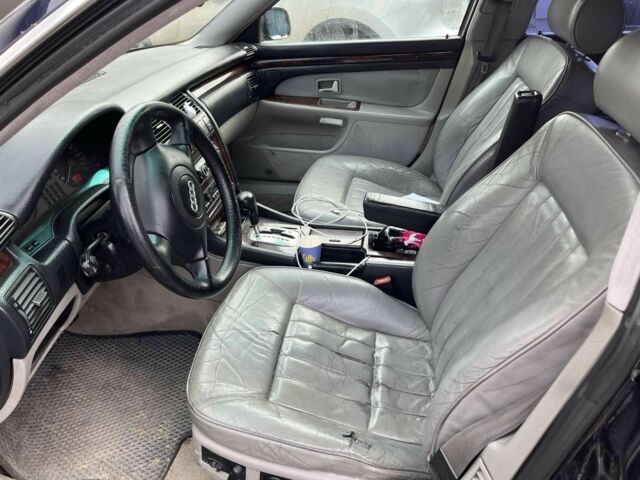 Синий Ауди А8, объемом двигателя 2.5 л и пробегом 300 тыс. км за 3500 $, фото 6 на Automoto.ua